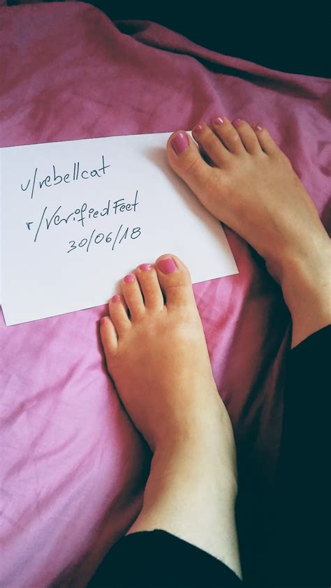 HelloViviFeet (@hellovivifeet)